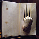 Holzskuptur buch mit Hand - Nino Orlandi