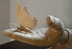 Holzskulptur Hand mit Schmetterling
