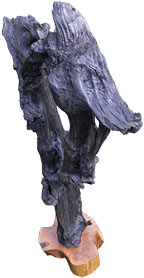 Gartenskulptur aus schwarzer Mooreiche