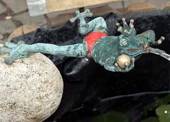 Brunen - Froschkönig aus Bronze
