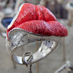 Silberring mit roter Lippe