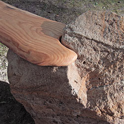 Steinbank mit eingearbeitetem Holz
