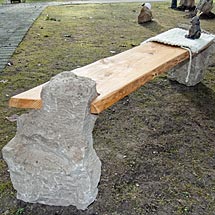 Sitzbank - aus Steinen und Holz
