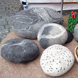 Steine aus Filz für den Wohnbereich