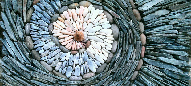 Steinwand mit Mosaik Spirale
