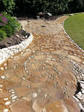 Gartenweg mit Mosaik aus Stein