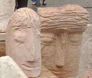Steinskulptur - Gesichter von Menschen