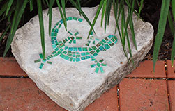 Eidechse - Mosaik auf Stein