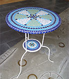 Gartentisch mit Mosaik