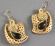 Ohrringe aus Holz - Nairi Safaryan